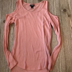 Cold shoulder top 💕